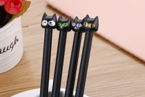 Primo piano di quattro penne gel a forma di gatto nero con diverse espressioni