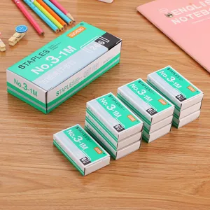 Standard 24/6 Büro-Heftklammern Set mit 1000 Stück pro Packung auf Holz