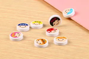 Dettaglio di simpatiche gomme rotonde con faccine emoji colorate e scritte di lode.