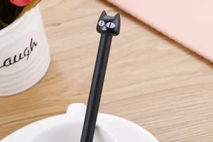 Dettaglio ravvicinato di una penna gel opaca con topper a forma di gatto nero