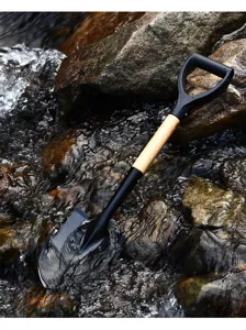 Pala da campeggio con manico in legno e robusta lama in metallo per giardinaggio e attività.