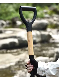 Primo piano del resistente manico in legno triangolare e dell'impugnatura della pala.