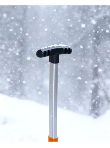 Détail de poignée de pelle à neige télescopique, tige en aluminium et poignée en T.