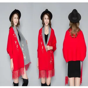Detaillierte Ansichten dieses roten bestickten Strickponchos mit Fransen und Ärmeln