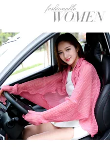 Nahaufnahme des rosa plissierten Langarmschals mit Rüschendetails beim Autofahren