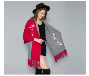 Detailansicht des rot-grauen Strickschals mit Stickerei, Fransen und Blumenmustern