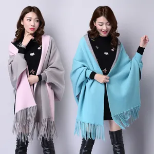 Acogedor chal poncho de invierno reversible con mangas y flecos en tonos rosa gris y azul