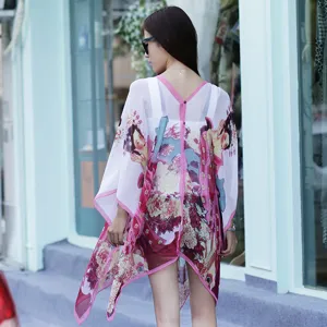 Achteraanzicht van een witte chiffon zonbeschermende sjaal met traditionele print.