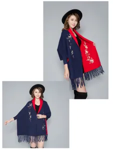 Detailansicht Damen-Stickschal-Cape mit Ärmeln und Fransen in Marineblau und Rot