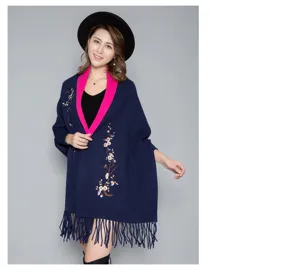 Eleganter dunkelblauer Strickschal mit Stickerei und pinkfarbenem Revers für Damen Mode