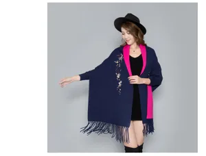 Eleganter dunkelblauer bestickter Strick-Poncho-Schal mit Ärmeln und Blumenmuster