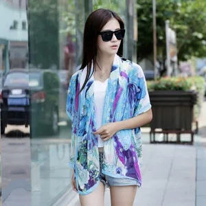 Aziatisch model draagt een blauw bedrukte chiffon zonnebrand sjaal in een stad
