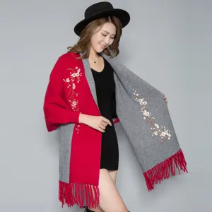 Eleganter Damen-Strickschal in Rot und Grau mit Blumenstickerei und langen Quasten