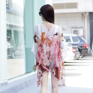 Achteraanzicht van een transparante chiffon zonbeschermende sjaal met vintage print