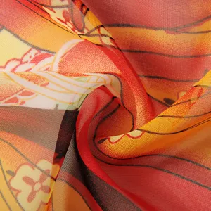 Macro-detail van levendige oranje bedrukte chiffonstof met delicate netstructuur