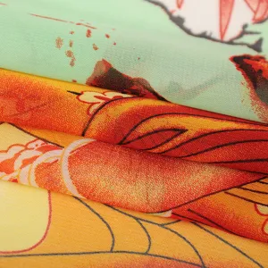 Close-up detail van lichtgewicht chiffon stof met levendig bloemmotief