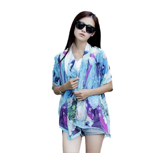 Elegante blauw-paarse bloemenprint chiffon zonnebrandsjaal en strandlaken voor dames