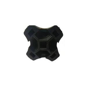 Primo piano del puntale per stampelle a quattro punte nero da 19 mm, base in gomma antiscivolo.