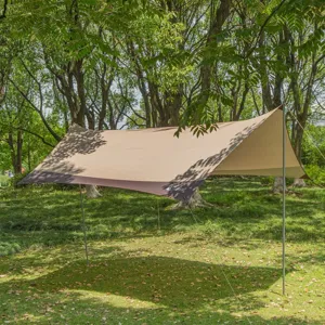 Vue détaillée de la bâche de camping extérieure, abri solaire étanche installé en forêt verte.