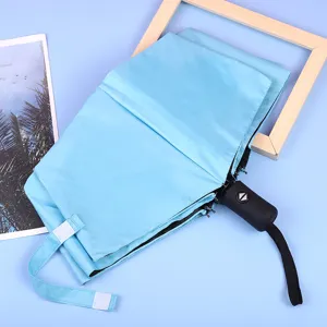 Paraguas plegable automático azul claro para días soleados y lluviosos con protección UV.