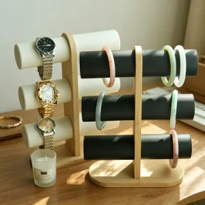 Detail van een bamboe sieradenstandaard met 3 niveaus voor horloges en armbanden