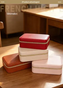Makroansicht von hochwertigen farbigen Schmuck-Organizern aus Leder auf einem Holztisch