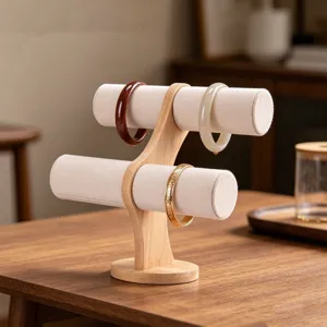 Nahaufnahme eines zweistöckigen Schmuckständers aus Bambus für Armbänder und Uhren