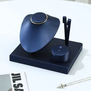 Detalle de los soportes para joyas en cuero PU cepillado azul marino para collares
