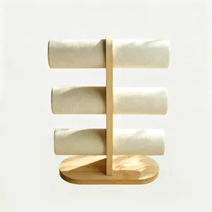 Detail van 3-laags bamboe sieraden display standaard met crème fluwelen cilinders