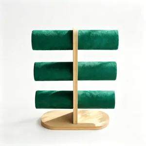 Detailweergave van een drielaagse sieradenstandaard gemaakt van bamboe en groen fluweel.