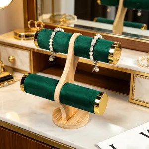 Detailansicht eines zweistufigen Schmuckständers aus Bambus und grünem Samt für Armbänder