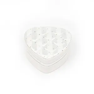Elegante joyero blanco en forma de corazón con acabado de satén acolchado a rayas