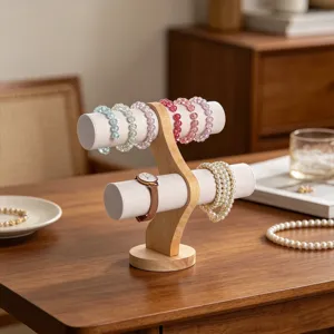 Zweistufiger Schmuckständer aus Holz für Armbänder und Uhren auf einem Schreibtisch