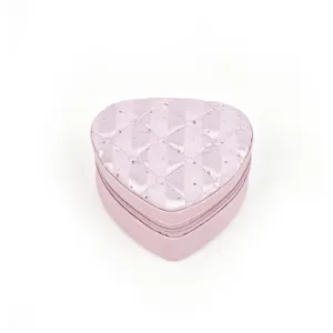 Joyero de viaje compacto rosa con forma de corazón y parte superior de satén acolchado