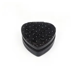 Vista detallada de un joyero negro en forma de corazón con parte superior de strass