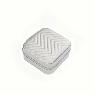 Gedetailleerd overzicht van de zilveren gewatteerde sieraden reiskoffer met chevron patroon
