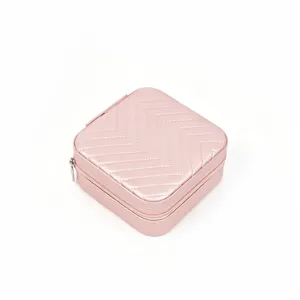 Detail van het golfpatroon stiksel op een roze draagbare sieraden opbergdoosje