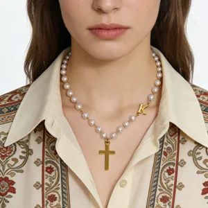 Vintage Perlenketten mit goldenem Kreuz Anhänger und Buchstabe K Anhänger für Damen.