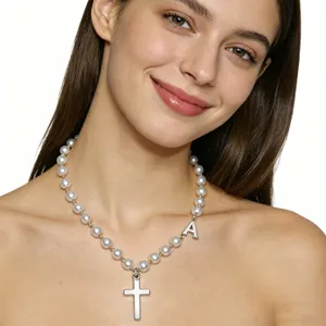 Vintage Perlenketten mit Kreuz Anhänger und Buchstaben Charme für Damen Modeschmuck.
