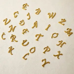 Ciondoli con lettere dell'alfabeto in acciaio inossidabile dorato per gioielli DIY.