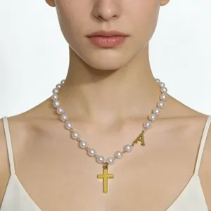 Perlenkette Detail mit goldenem Kreuz Anhänger und Buchstabe A Charme für Damen-Styling.