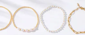 Ensemble de bracelets de perles multicouches tendance avec perles dorées et chaîne élégante.