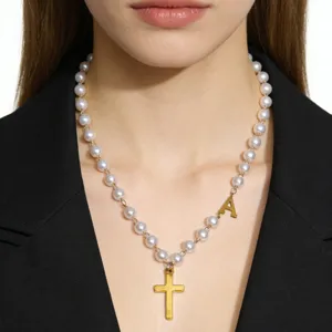 Vintage Perlen-Choker-Halskette mit Goldkreuz-Anhänger und Buchstaben-Charm für Damen.