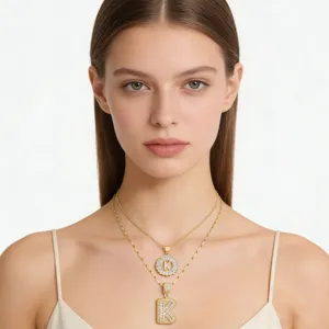 Goldfarbene doppelte Kupfer Zirkonia Buchstabe K Anhänger Halskette Damen Modeschmuck.