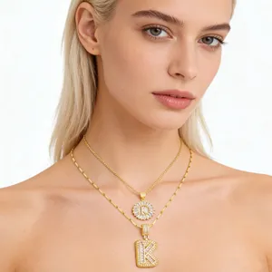 Detailansicht der doppelten goldenen Buchstaben K Halskette mit funkelnden Zirkoniasteinen.