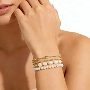 Ensemble de bracelets multicouches tendance avec chaîne trombone et perles élégantes.