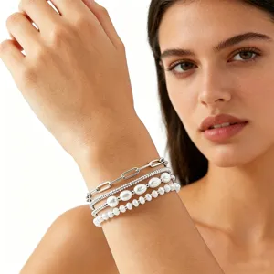 Ensemble de bracelets multicouches avec chaîne trombone et perles pour un style élégant quotidien.