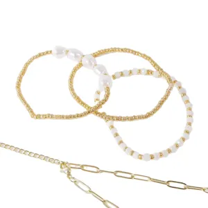 Ensemble de bracelets de perles multicouches élégants avec chaînes trombone dorées.