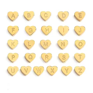 Detailansicht von 26 Buchstaben A-Z herzförmigen goldenen Edelstahl DIY Schmuckperlen Anhängern.