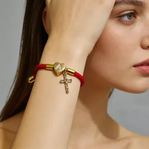 Bracciale in corda rossa con cuore dorato lettera A e ciondolo croce per uomo e donna stile